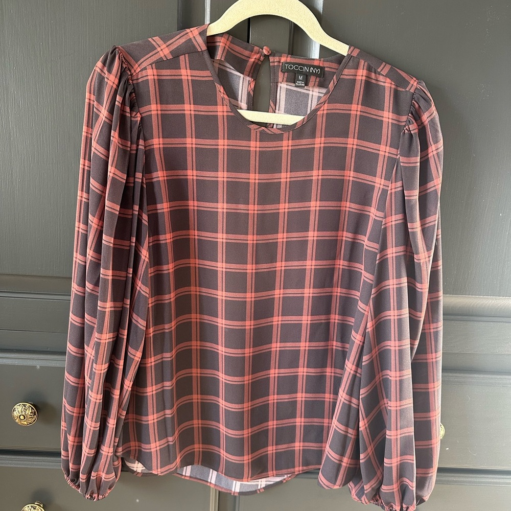 TOCCIN (NY) BILLOWY GINGHAM BLOUSE. SIZE M. PRISTINE CONDITION